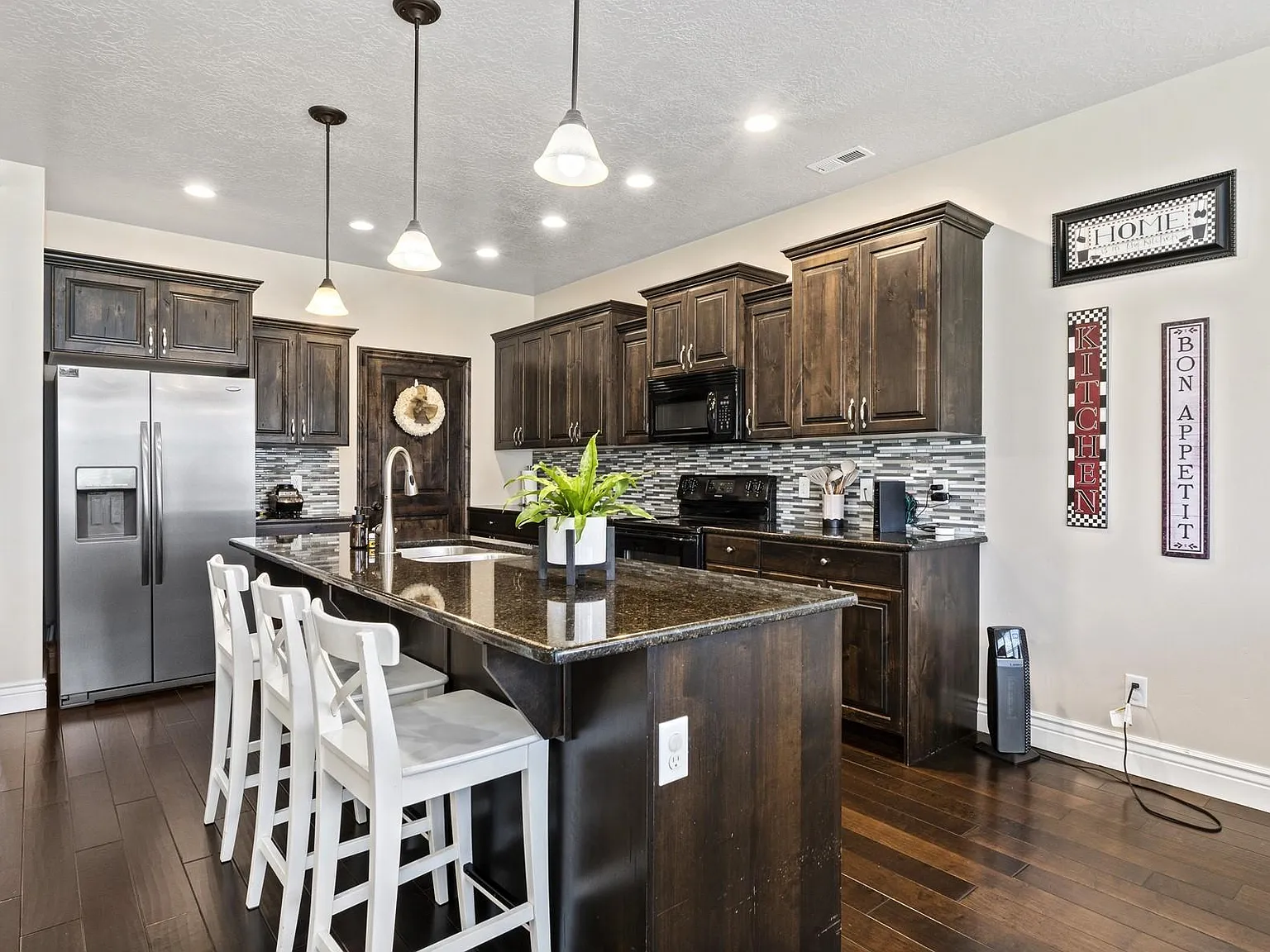 5 bed, 2.5 bath, 3196 sqft, $3,200 — Photo 2