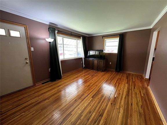 4th image of 2406 Marion St