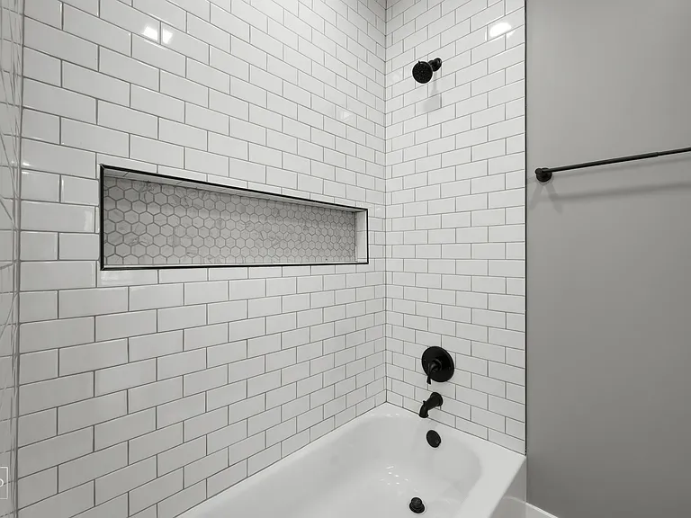 1481 W Erie St #4R — Photo 3