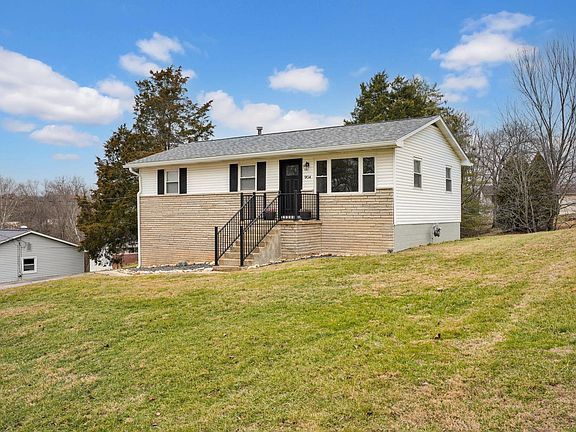 3rd image of 904 Hall Ave