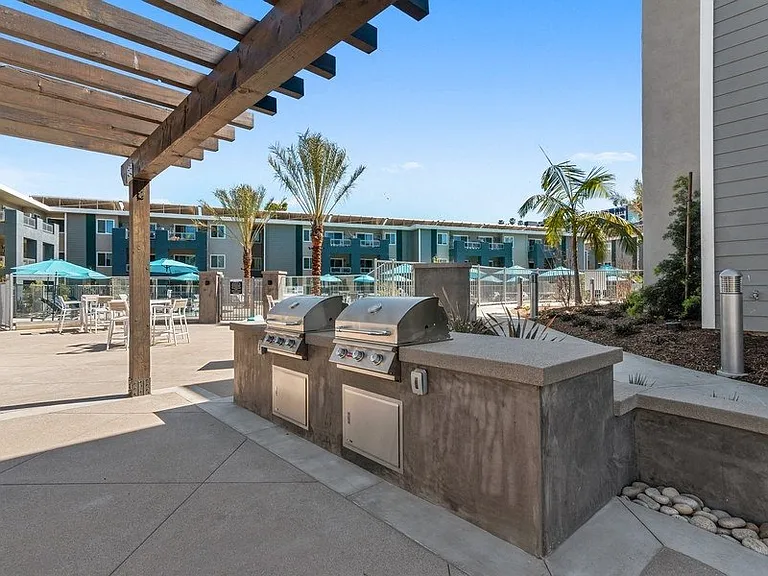 Pointe Luxe Apartment Homes — Photo 23