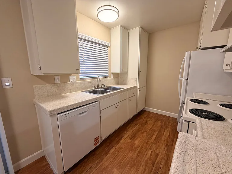 Portofino Apartments — Photo 3