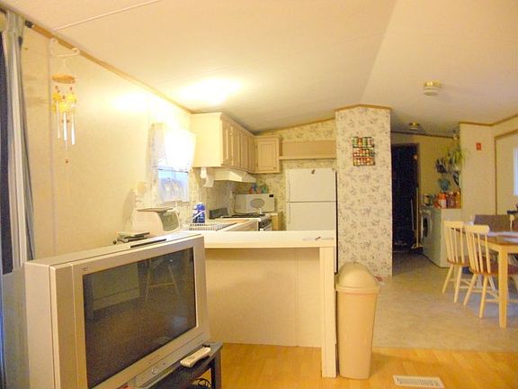 livingroom into kitchen