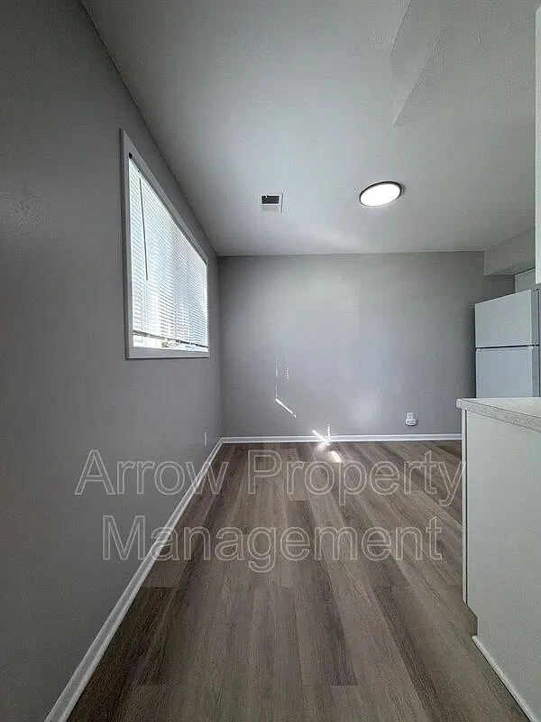 2 bed, 1.0 bath, $950 — Photo 2