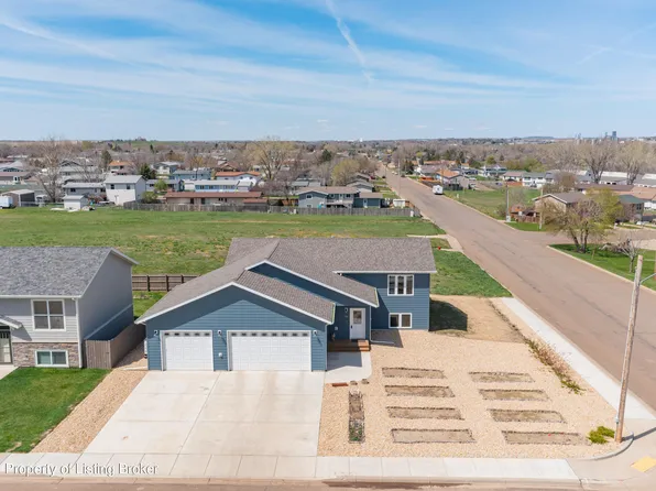 502 5th Ave SE, Dickinson, ND 58601