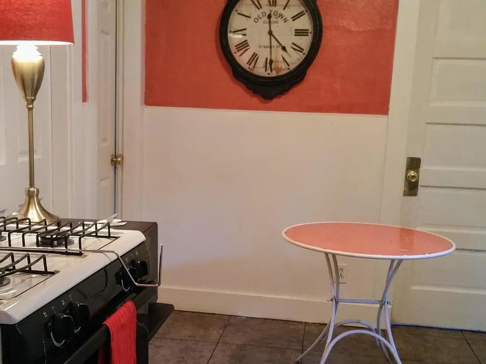 Charming kitchen, gas stove, micro, DW