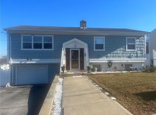 30 Lecia Dr, Providence, RI 02909