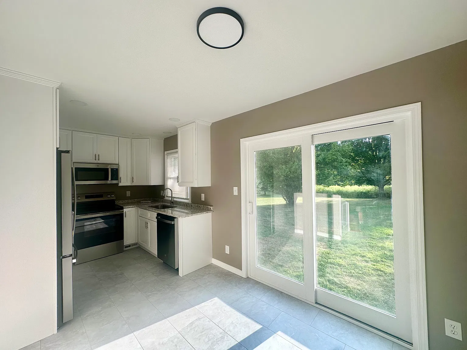 2 bed, 800 sqft, $2,100 — Photo 3