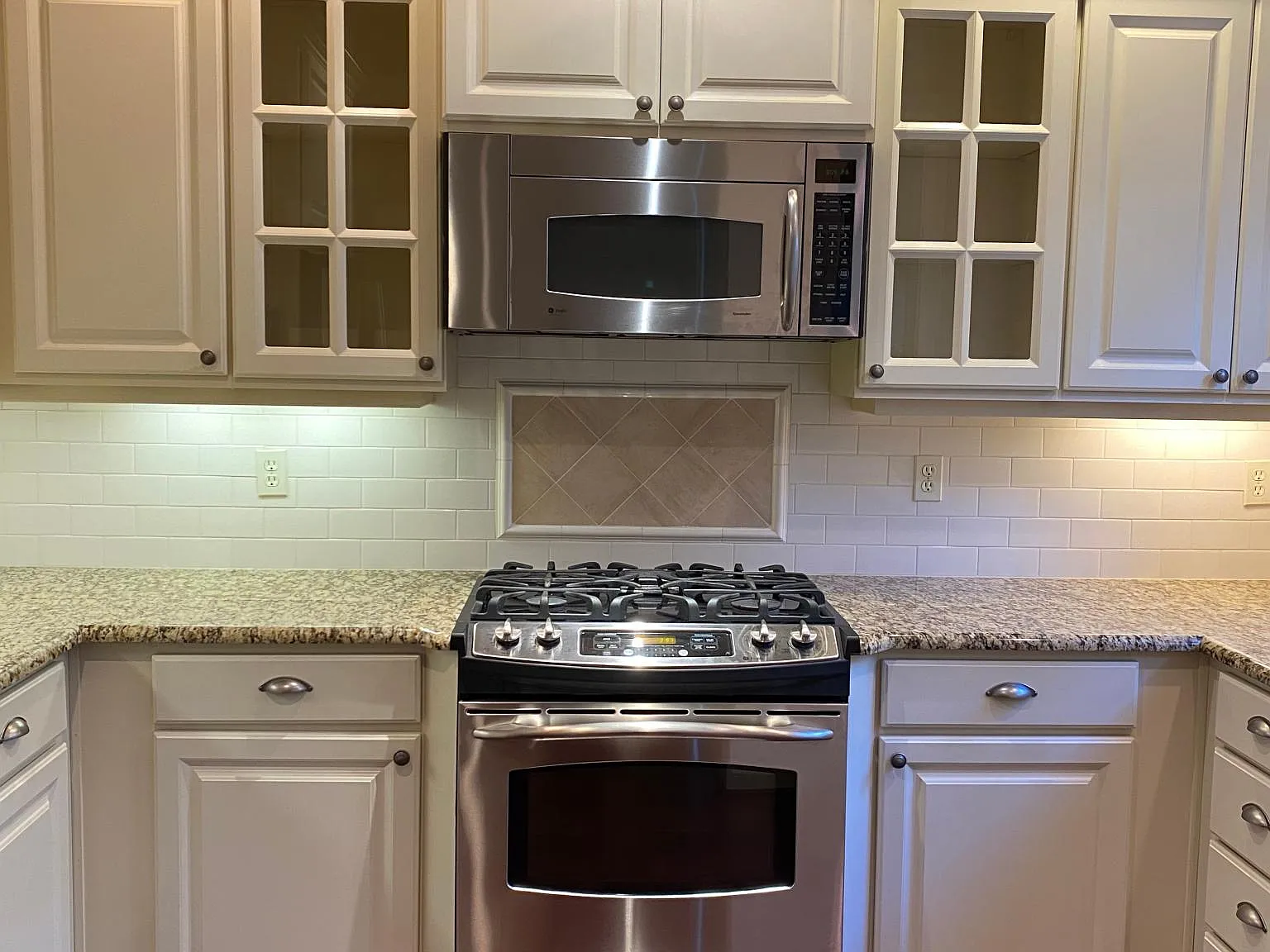 3 bed, 2.5 bath, 1925 sqft, $3,300 — Photo 4