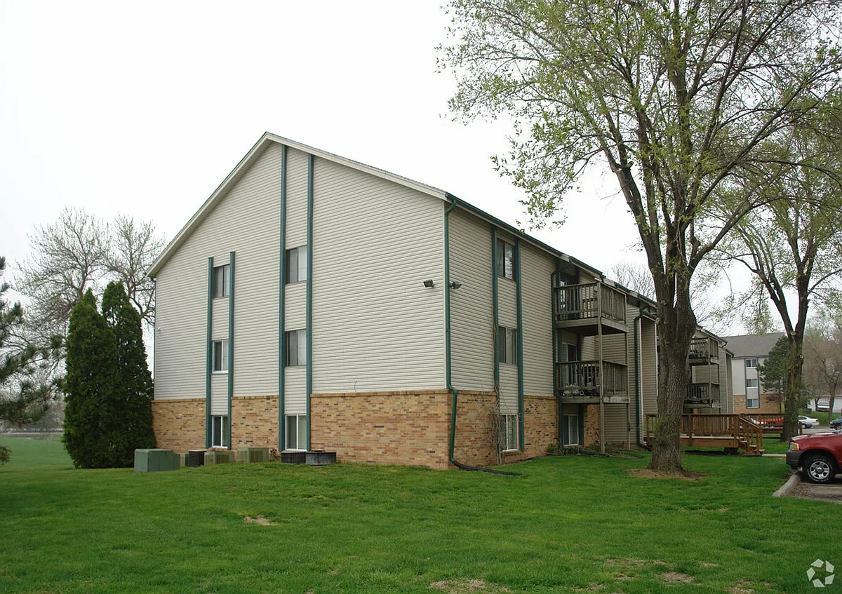 Building Photo - Country Estates