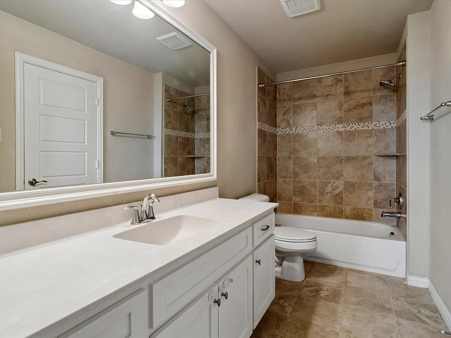 4 bed, 3593 sqft, $3,600 — Photo 2