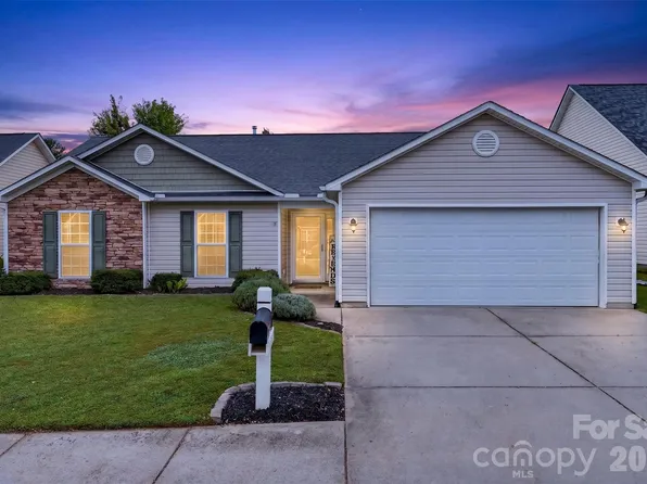 105 Creekwalk Ln, Hendersonville, NC 28792
