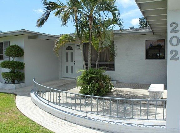 3rd image of 202 Tam O Shanter Dr