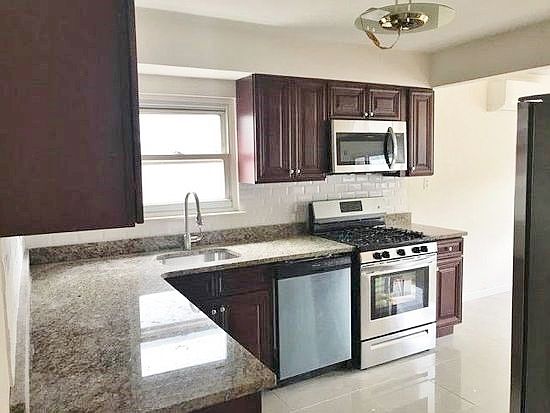 2nd image of 21-20 Hoyt Ave S #2