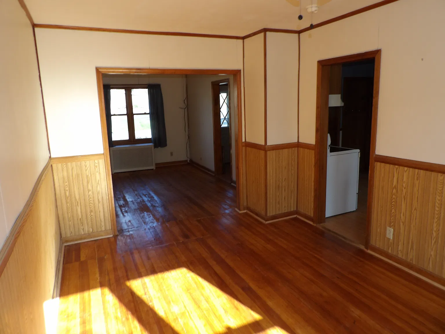 3 bed, 1.5 bath, 1300 sqft, $2,200 — Photo 2