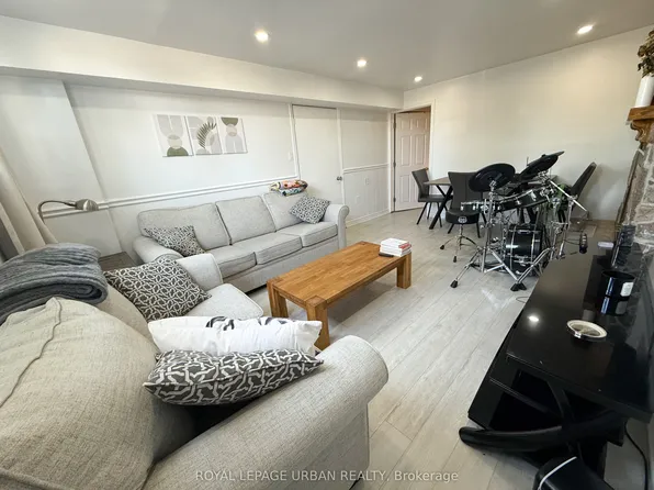 560 Bristol Rd, Newmarket, ON L3Y 6T1