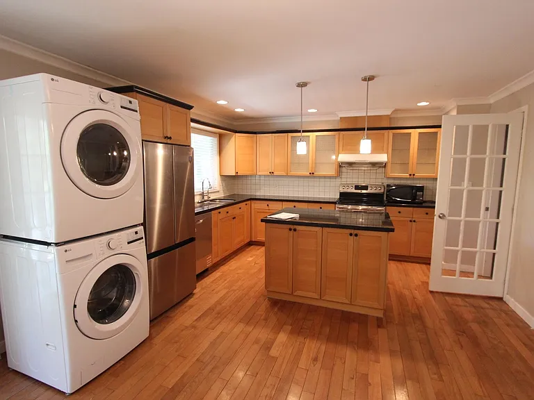 2160 Laurier Ave — Photo 3