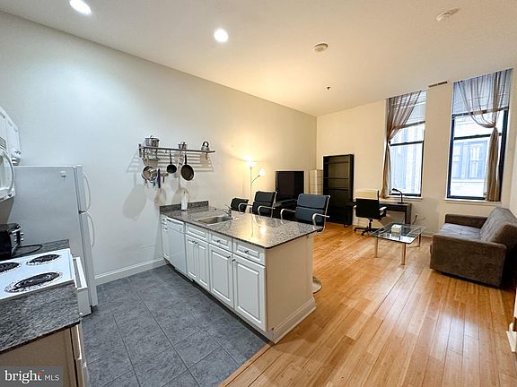 2nd image of 1001 Chestnut St #13-802W