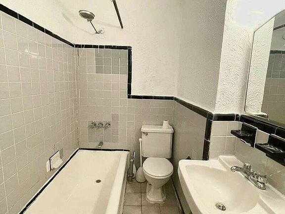 3rd image of 934 8th Ave APT 1B