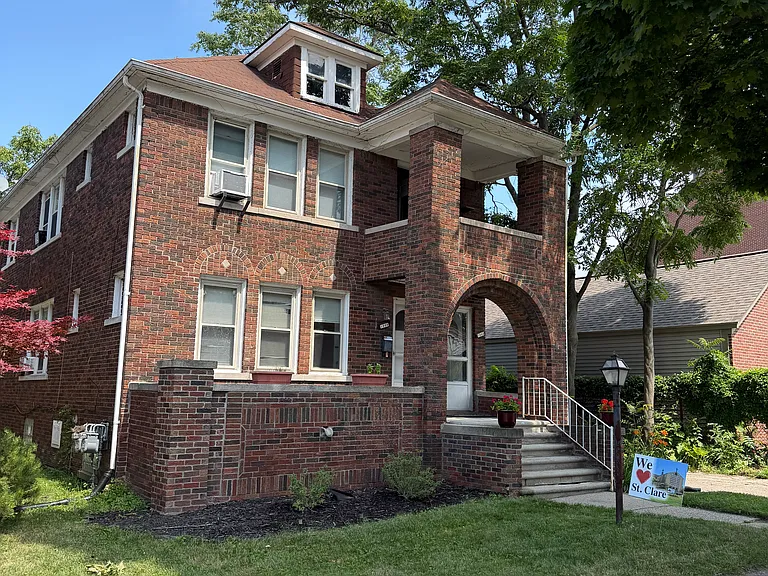 1004 Lakepointe St — Photo 1