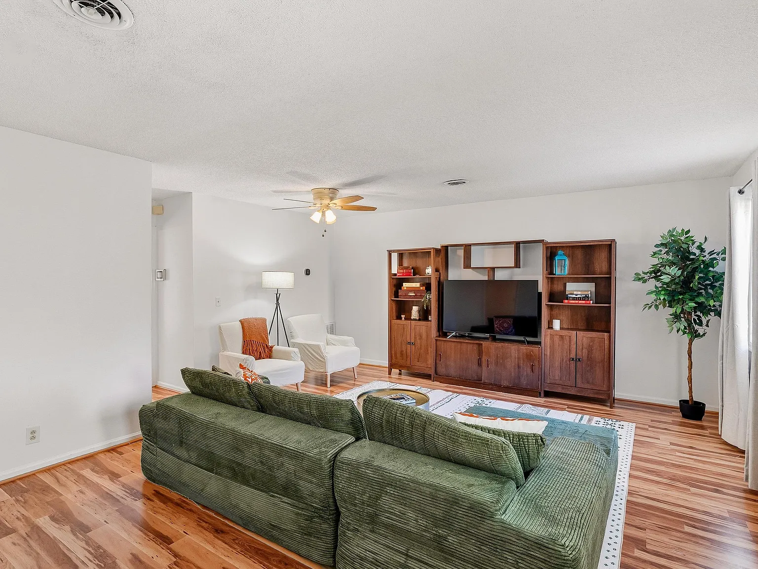 3 bed, 2.0 bath, 1481 sqft, $1,183 — Photo 4