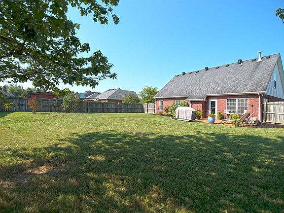 4th image of 610 Pearl Ct