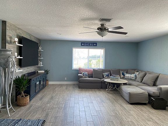 4th image of 1476 N Mangonia Dr