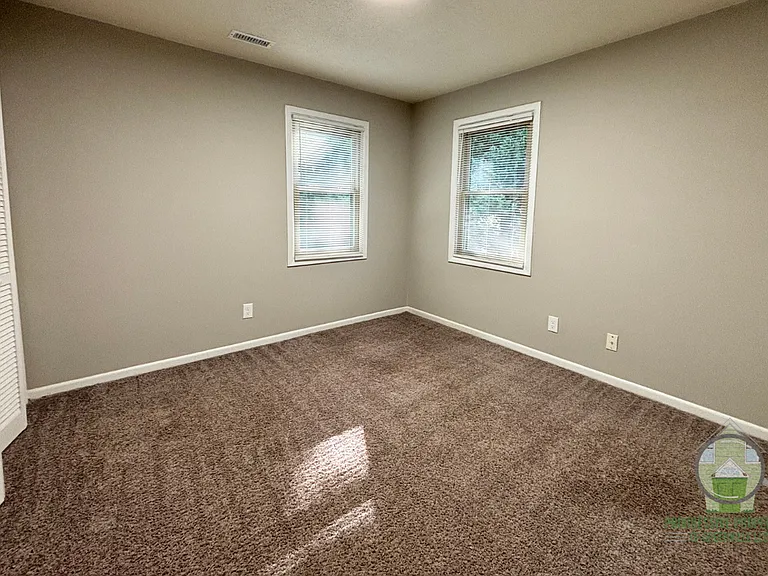Maple Court Apartments — Photo 9
