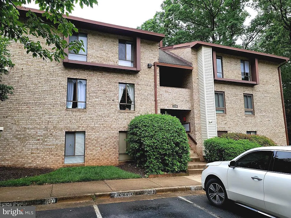 2226 Castle Rock Sq #1B