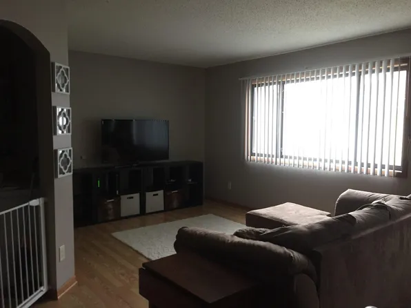 26 E 13th St, Waconia, MN 55387