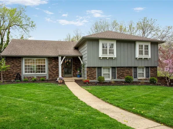 8416 Cambridge St, Leawood, KS 66206