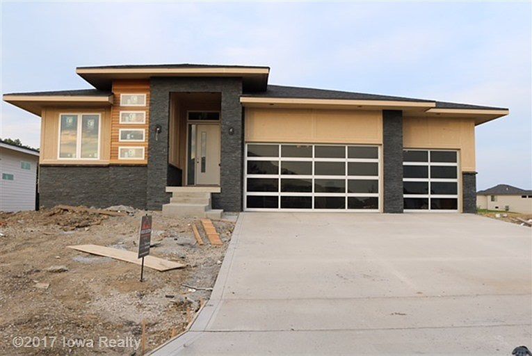 1st image of 415 NE Bobcat Dr