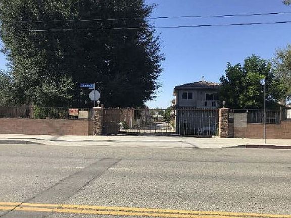 Exterior Neighborhood (street photo)