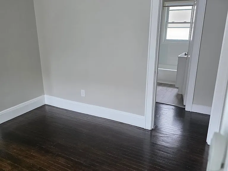 1174 Linden Ave — Photo 5