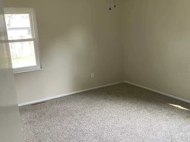 4301 NW Winslow Ct — Photo 8