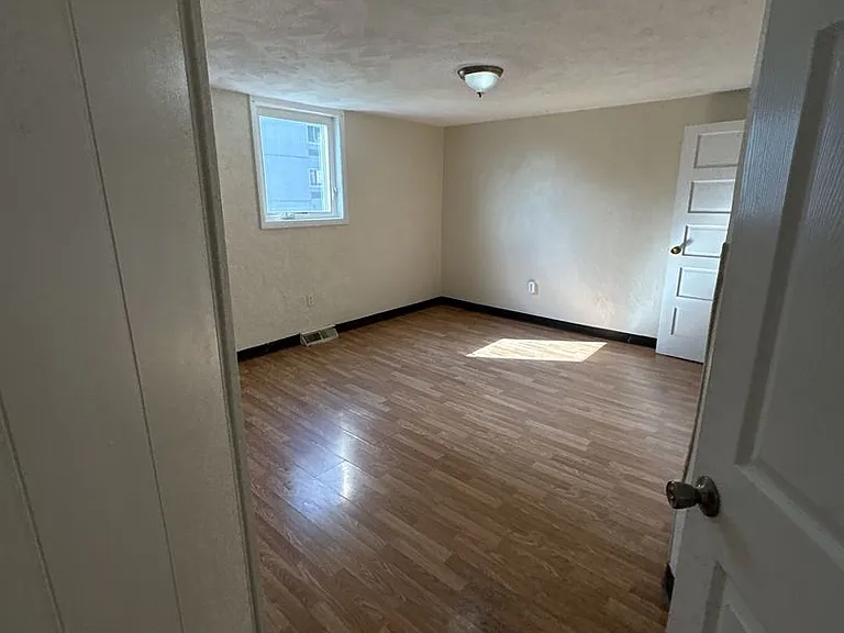 521 Locust Ave — Photo 4