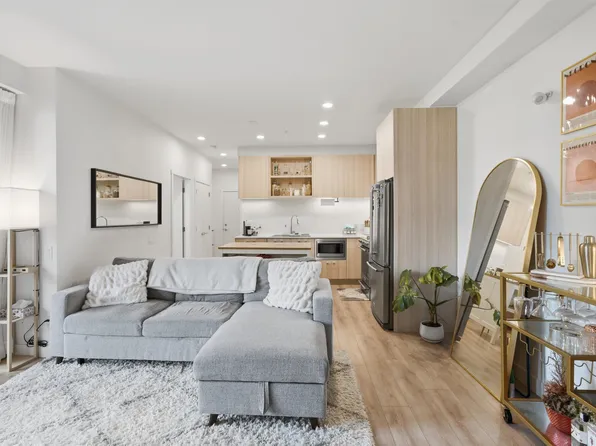 735 Anskar Ct #324, Coquitlam, BC V3J 0L7