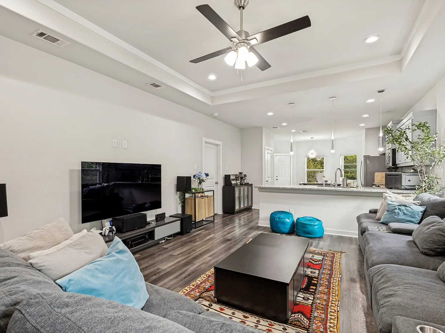 4 bed, 1689 sqft, $2,450 — Photo 4