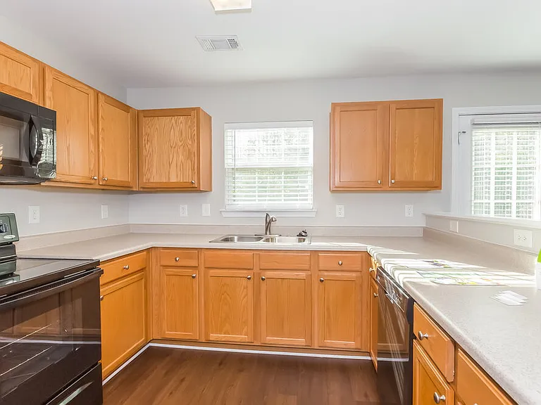 2720 Mayfair Dr — Photo 8