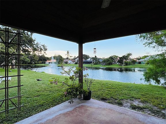 3rd image of 8920 Woodside Court