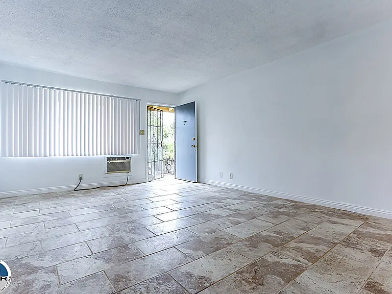 284 N Garnet Way — Photo 2