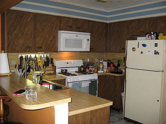 4th image of 9434 Charterlawn Cir