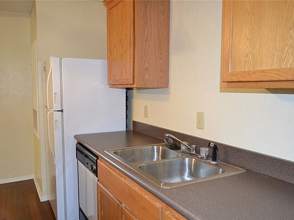 2nd image of 1012 Autumn Cir APT B