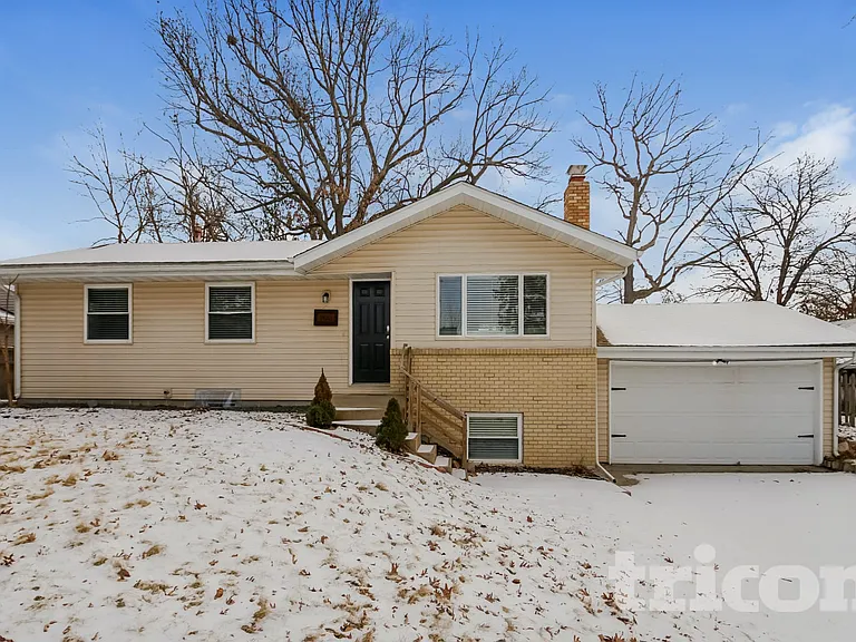 1420 Boone Ave N — Photo 1