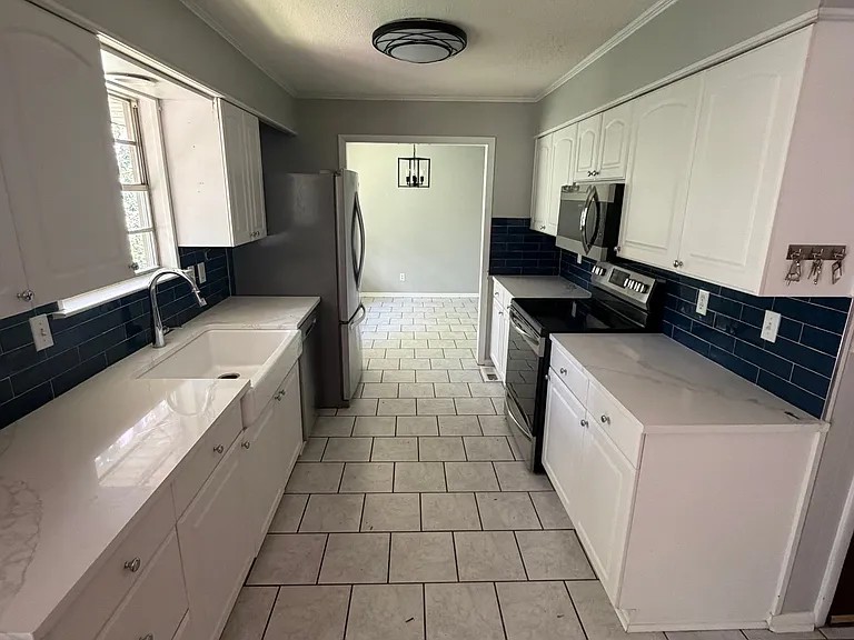 11480 Bainbridge Dr — Photo 2