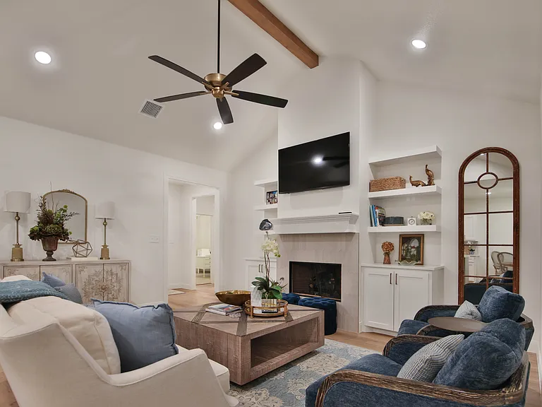 1409 Quincy Ave — Photo 3