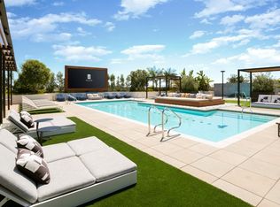 Row at Red Hill, Santa Ana, CA 92704