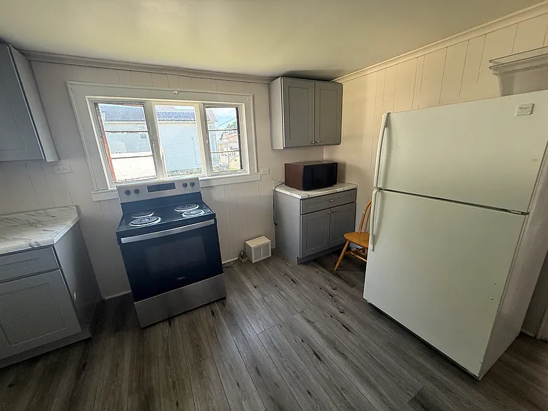1030 Snyder Ave — Photo 4