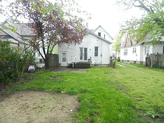 2nd image of 28 E 17th St