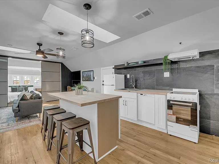 1502 Virginia Park St #B — Photo 8